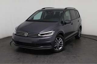 Schräge Frontansicht auf einen Volkswagen Touran , freigestellt