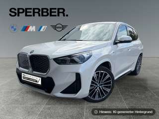 Schräge Frontansicht auf einen BMW iX1 , freigestellt