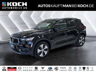 Schräge Frontansicht auf einen Volvo XC40 , freigestellt