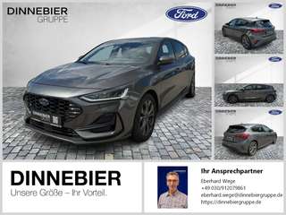 Schräge Frontansicht auf einen Ford Focus , freigestellt