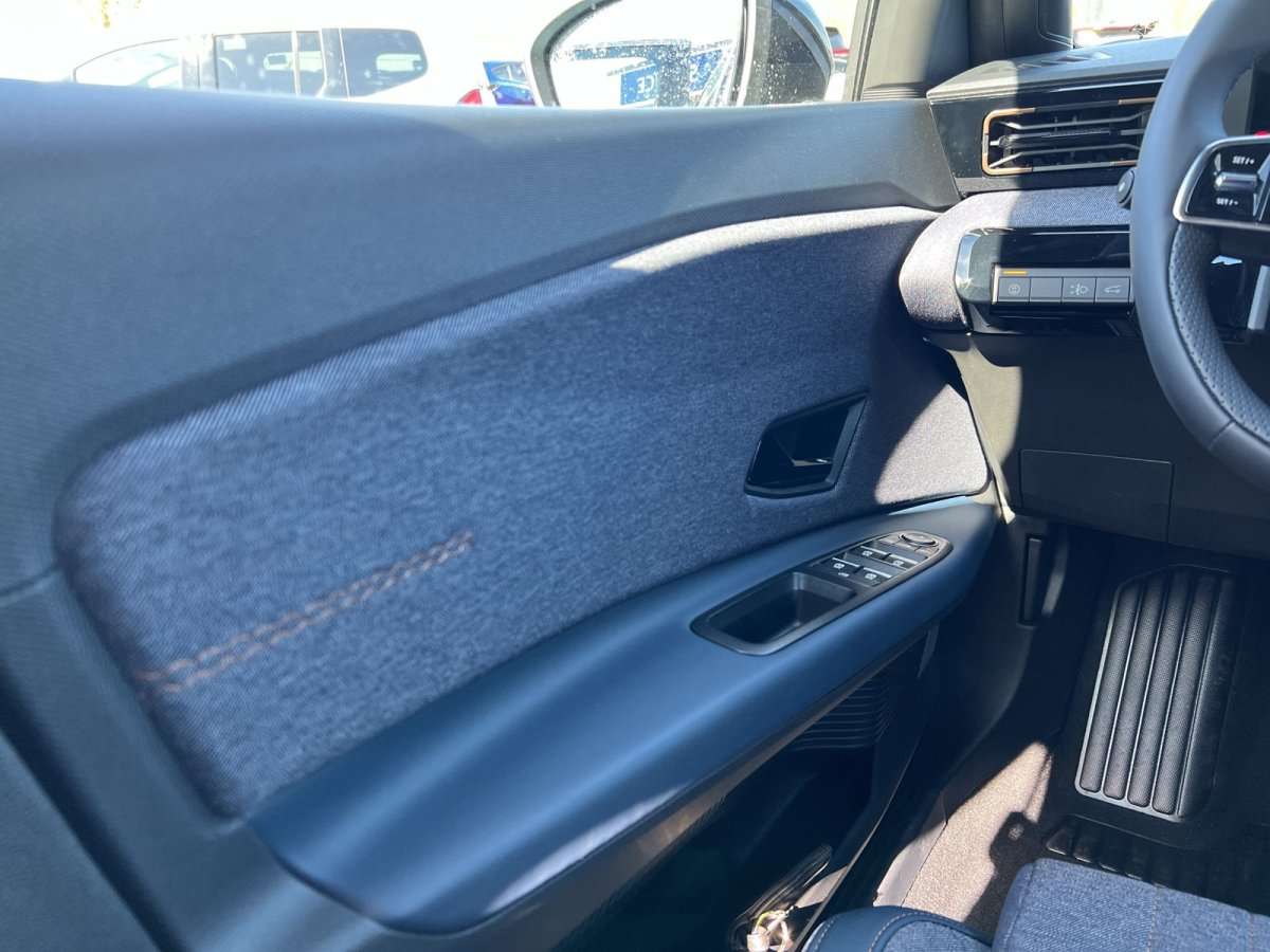 Fahrzeugbild eines Renault 4 E-TECH