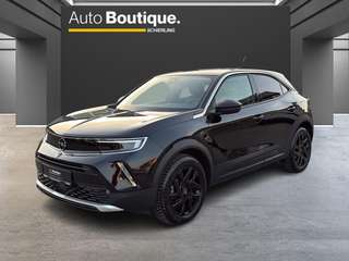 Schräge Frontansicht auf einen Opel Mokka , freigestellt