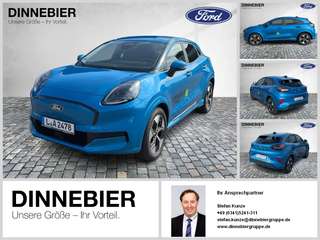 Schräge Frontansicht auf einen Ford Puma , freigestellt