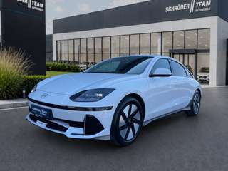 Schräge Frontansicht auf einen Hyundai IONIQ 6 , freigestellt