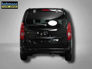 Schräge Frontansicht auf einen Opel Combo Life , freigestellt