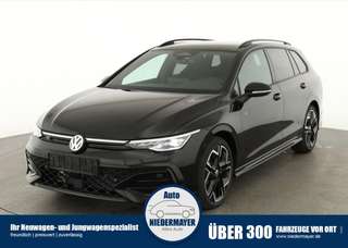 Schräge Frontansicht auf einen Volkswagen Golf , freigestellt