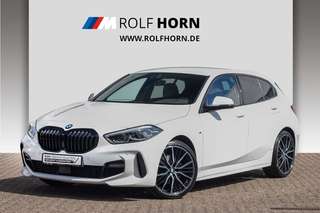 Schräge Frontansicht auf einen BMW 1er-Reihe , freigestellt