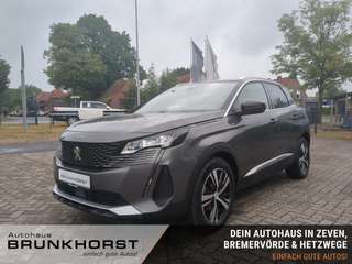 Schräge Frontansicht auf einen Peugeot 3008 , freigestellt