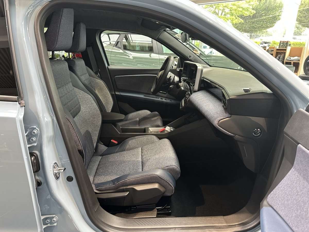 Fahrzeugbild eines Renault 4 E-TECH