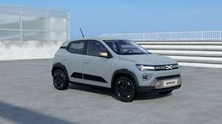 Schräge Frontansicht auf einen Dacia Spring , freigestellt