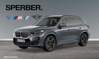 Schräge Frontansicht auf einen BMW X1 , freigestellt