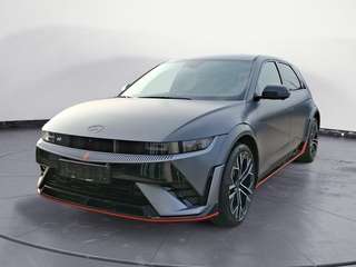 Schräge Frontansicht auf einen Hyundai IONIQ 5 , freigestellt