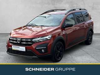 Schräge Frontansicht auf einen Dacia Jogger , freigestellt