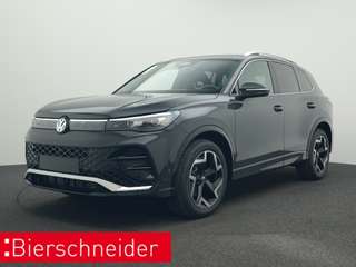 Schräge Frontansicht auf einen Volkswagen Tiguan , freigestellt