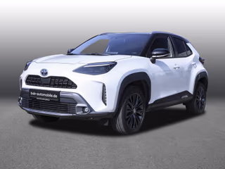 Schräge Frontansicht auf einen Toyota Yaris Cross , freigestellt