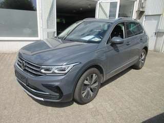 Schräge Frontansicht auf einen Volkswagen Tiguan , freigestellt