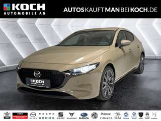 Schräge Frontansicht auf einen Mazda Mazda3 , freigestellt