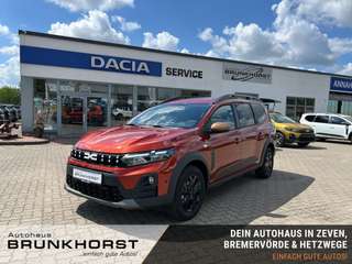 Schräge Frontansicht auf einen Dacia Jogger , freigestellt