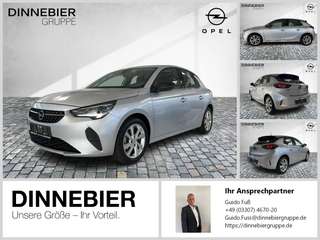Schräge Frontansicht auf einen Opel Corsa , freigestellt