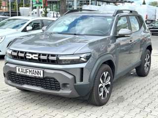 Schräge Frontansicht auf einen Dacia Duster , freigestellt