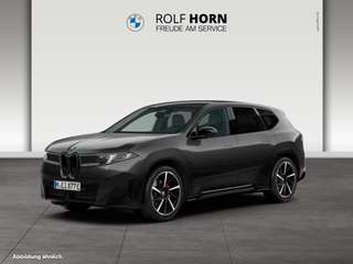 Schräge Frontansicht auf einen BMW ix3 , freigestellt