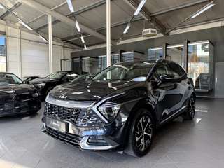 Schräge Frontansicht auf einen Kia Sportage , freigestellt