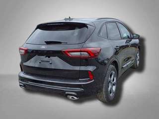 Schräge Frontansicht auf einen Ford Kuga , freigestellt