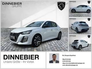 Schräge Frontansicht auf einen Peugeot 208 , freigestellt
