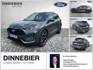 Schräge Frontansicht auf einen Ford Kuga , freigestellt