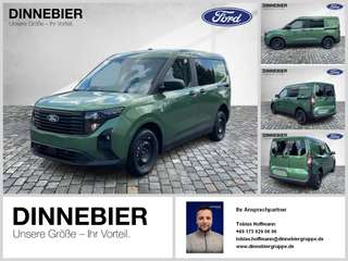 Schräge Frontansicht auf einen Ford Transit Courier , freigestellt