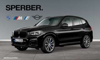 Schräge Frontansicht auf einen BMW X3 , freigestellt