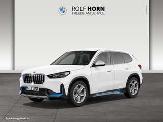 Schräge Frontansicht auf einen BMW iX1 , freigestellt