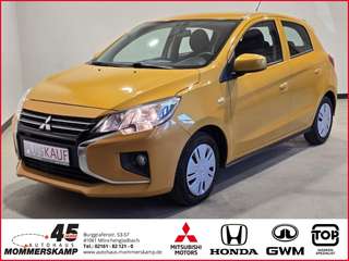 Schräge Frontansicht auf einen Mitsubishi Space Star , freigestellt