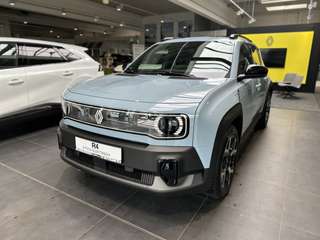 Schräge Frontansicht auf einen Renault 4 E-TECH , freigestellt