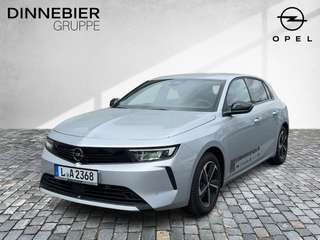Schräge Frontansicht auf einen Opel Astra , freigestellt
