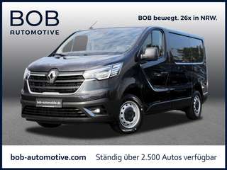 Schräge Frontansicht auf einen Renault Trafic , freigestellt