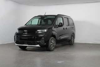 Schräge Frontansicht auf einen Opel Combo , freigestellt