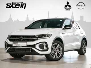 Schräge Frontansicht auf einen Volkswagen T-Roc , freigestellt