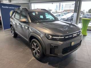 Schräge Frontansicht auf einen Dacia Bigster , freigestellt