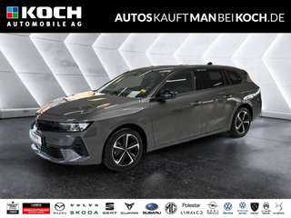 Schräge Frontansicht auf einen Opel Astra , freigestellt