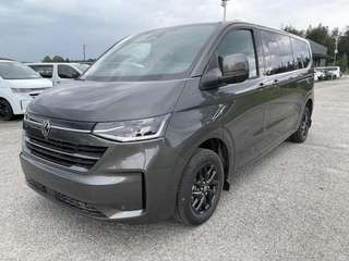 Schräge Frontansicht auf einen Volkswagen Caravelle , freigestellt