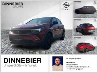 Schräge Frontansicht auf einen Opel Grandland X , freigestellt