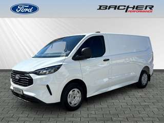 Schräge Frontansicht auf einen Ford Transit Custom , freigestellt