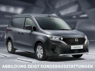 Schräge Frontansicht auf einen Nissan Townstar , freigestellt