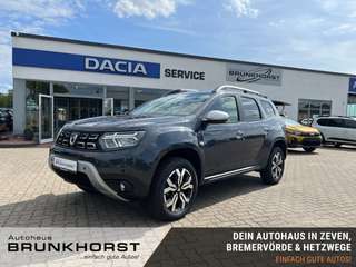 Schräge Frontansicht auf einen Dacia Duster , freigestellt