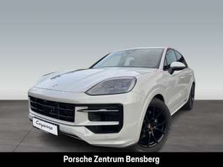 Schräge Frontansicht auf einen Porsche Cayenne , freigestellt