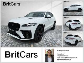 Schräge Frontansicht auf einen Jaguar F-PACE , freigestellt