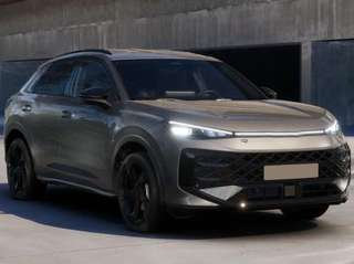 Schräge Frontansicht auf einen Volkswagen T-Roc , freigestellt