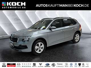 Schräge Frontansicht auf einen Skoda Kamiq , freigestellt