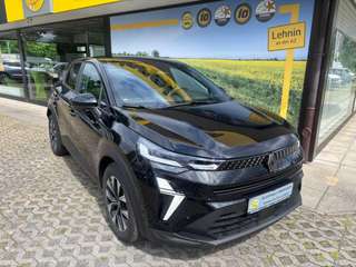 Schräge Frontansicht auf einen Renault Captur , freigestellt